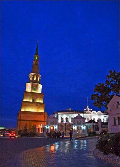 Kazan Kremlin photos - The falling tower 2nd photo